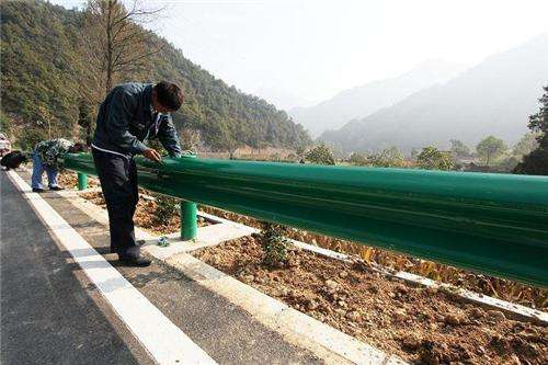 影响公路波形护栏板不变性的成分有哪些？