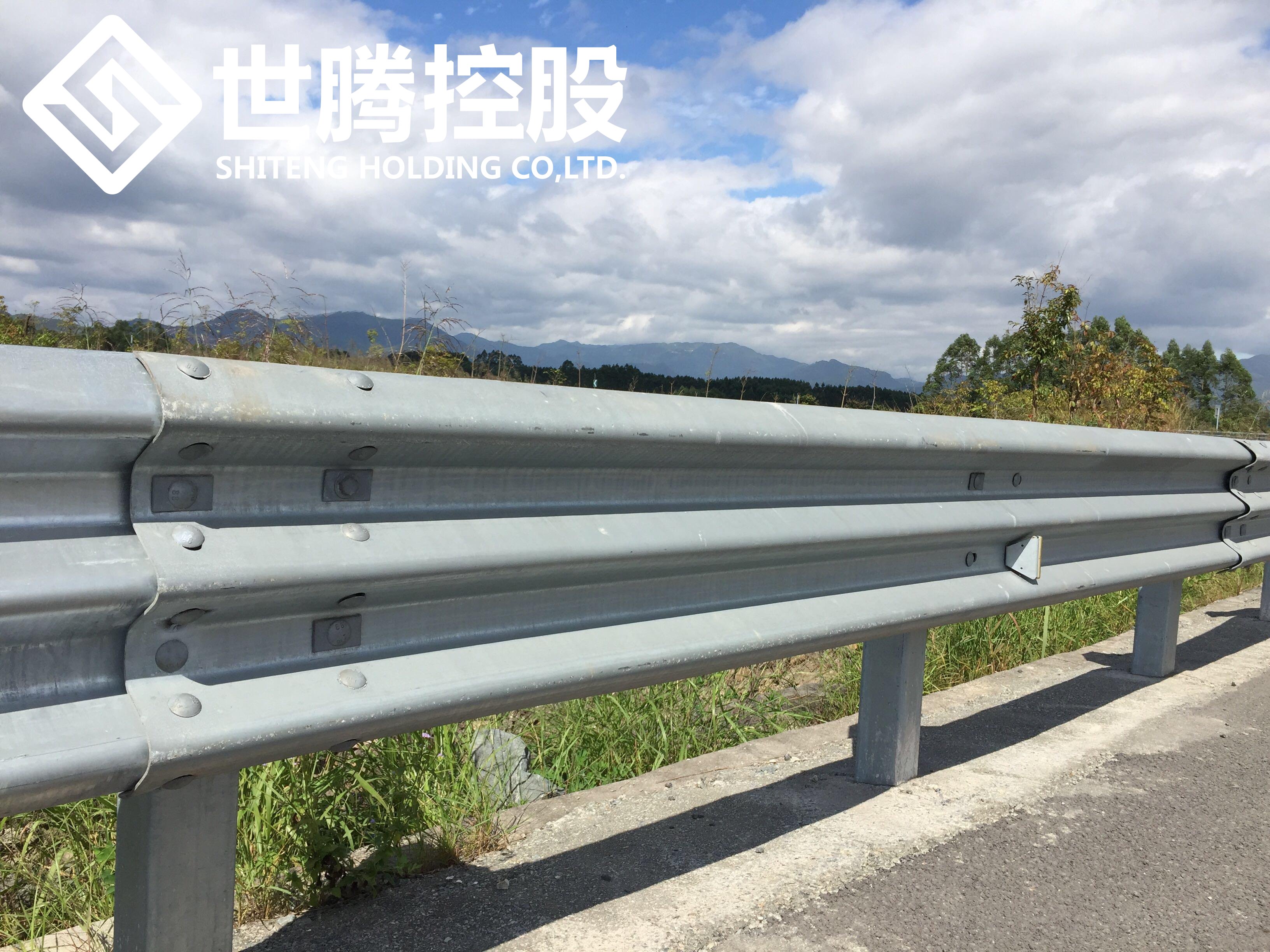 应该若何进行规范化设置路路护栏？
